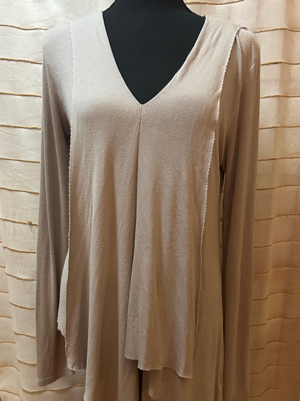 Sen Relaxed V-Neck Long-Sleeve Tunic in Taupe soft ribbed knit